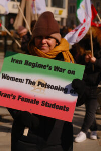 Manifestation, Göteborg, den första april: Svensk-iranier, sympatisörer till Iranska nationella motståndsrådet (NCRI), fördömer giftattacker mot skolflickor i Iran som attacker organiserade av regimen för att ta hämnd på unga flickor och kvinnor som leder regimkritiska protester över hela landet.