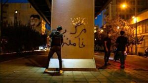 Ungdomar sprejar regimkritiska slagordet "Ned med Khamenei" på en staty under det folkliga upproret i Iran som gick in på sin 200:e dag, den tredje april.