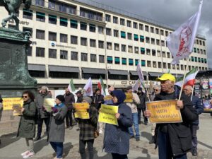 Kungsportsplatsen, Göteborg, den 29 april 2023: Svensk-iranier, sympatisörer till Iranska nationella motståndsrådet (NCRI), uppmärksammat och fördömer senaste veckans giftattacker mot skolflickor i Iran under en manifestation