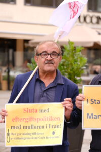 Demonstration, Göteborg, den 15 juli: Svensk-iranier, sympatisörer till Iranska nationella motståndsrådet (NCRI), uppmanar EU och Sverige att upphöra med sin skamliga eftergiftspolitik gentemot regimen i Iran.