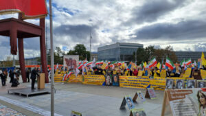 Demonstration utanför FN:s högkvarter i Genève, 3 november: Exiliranier och sympatisörer till Iranska nationella motståndsrådet (NCRI) fördömer FN för beslutet att låta den iranska regimen leda 2023 Social Forum, FN:s människorättsråds årliga möte med representanter för det civila samhället.