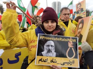 Exiliranier och sympatisörer till Iranska nationella motståndsrådet (NCRI) firar Raisis beslut att ställa in sitt FN-besök under en demonstration utanför FN:s högkvarter i Genève den 13 december.