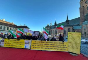 Svensk- och exiliranier, sympatisörer till Iranska nationella motståndsrådet (NCRI), firar livstidsdomen mot Hamid Noury under en manifestation utanför Svea hovrätt, den 19 december 2023.