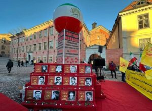 Utställning utanför Svea hovrätt hedrar minnet av 30 000 politiska fångar som iranska regimen avrättade i landets fängelser under massakern 1988, 19 december 2023.