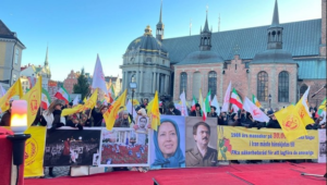 Svensk- och exiliranier, sympatisörer till Iranska nationella motståndsrådet (NCRI), firar livstidsdomen mot Hamid Noury under en manifestation utanför Svea hovrätt, den 19 december 2023.