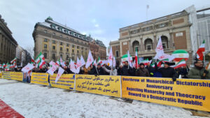 Svensk-iranier uppmärksammar 45 årsdagen av revolutionen mot shahen och stöder det folkliga uppror som pågår i Iran under en demonstrationen i Stockholm, den 10 februari 2024