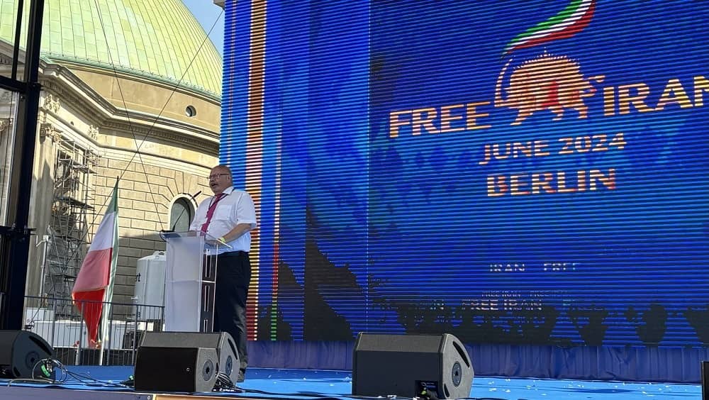 Peter Altmaier, tidigare tysk minister, talar vid iraniernas stora sammankomst i Berlin till stöd för den folkliga kampen för ett fritt och demokratiskt Iran, den 29 juni.