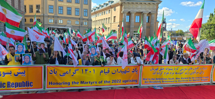 Svensk- och exiliranier, sympatisörer till Iranska nationella motståndsrådet (NCRI), höll en manifestation på Mynttorget på lördagen för att uppmärksamma tvåårsdagen av det folkliga upproret i Iran.