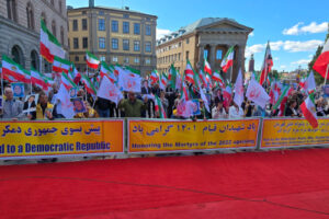 Svensk- och exiliranier, sympatisörer till Iranska nationella motståndsrådet (NCRI), höll en manifestation på Mynttorget på lördagen för att uppmärksamma tvåårsdagen av det folkliga upproret i Iran.