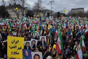 Lördagen, 8 februari 2025: Tusentals iranier och sympatisörer till det Iranska nationella motståndsrådet (NCRI) deltog i en stor demonstration och marsch i Paris till stöd för ett fritt och demokratiskt Iran.